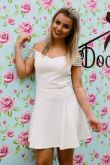 vestido branco detalhe ombro